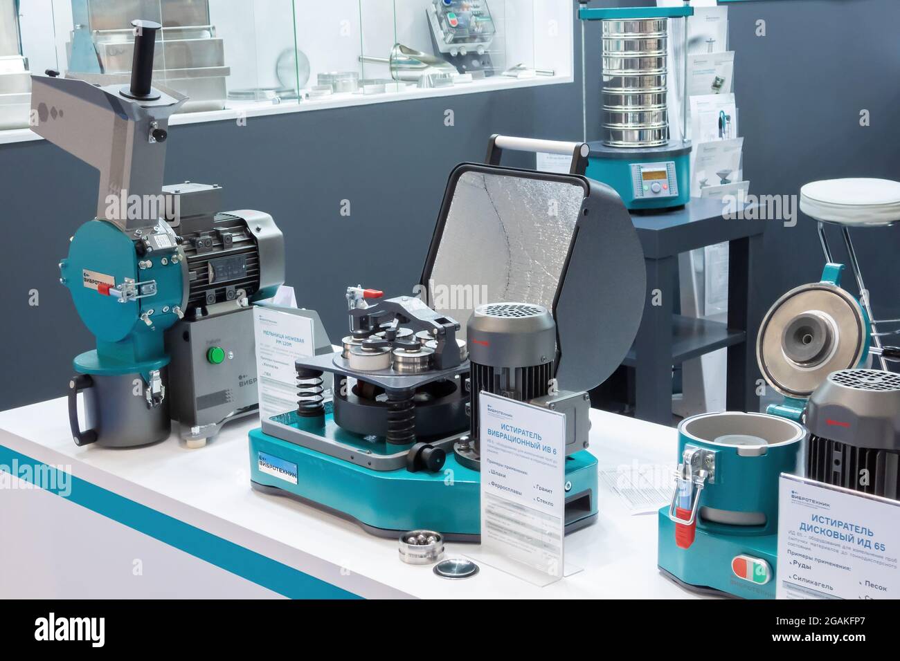 Equipment for grinding material samples to a finely dispersed state