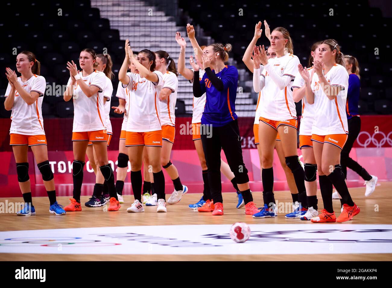 TOKYO, JAPAN - JULY 31: Bo van Wetering of the Netherlands, Merel Freriks of the Netherlands, Martine Smeets of the Netherlands, Rinka Duijndam of the Netherlands, Kelly Dulfer of the Netherlands and Angela Malestein of the Netherlands during the Tokyo 2020 Olympic Womens Handball Tournament match between Norway and Netherlands at Yoyogi National Stadium on July 31, 2021 in Tokyo, Japan (Photo by Orange Pictures) NOCNSF House of Sports Stock Photo