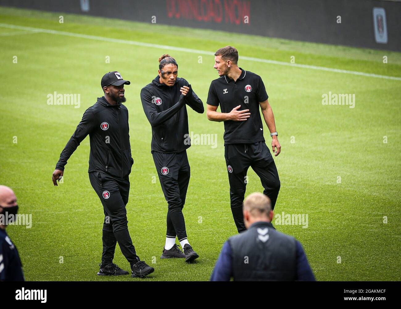 LONDON, UK. JULY 31ST Charlton Athletic players inspect the pitch prior to kick off during the Pre-season Friendly match between Fulham and Charlton Athletic at Craven Cottage, London on Saturday 31st July 2021. (Credit: Tom West | MI News) Credit: MI News & Sport /Alamy Live News Stock Photo