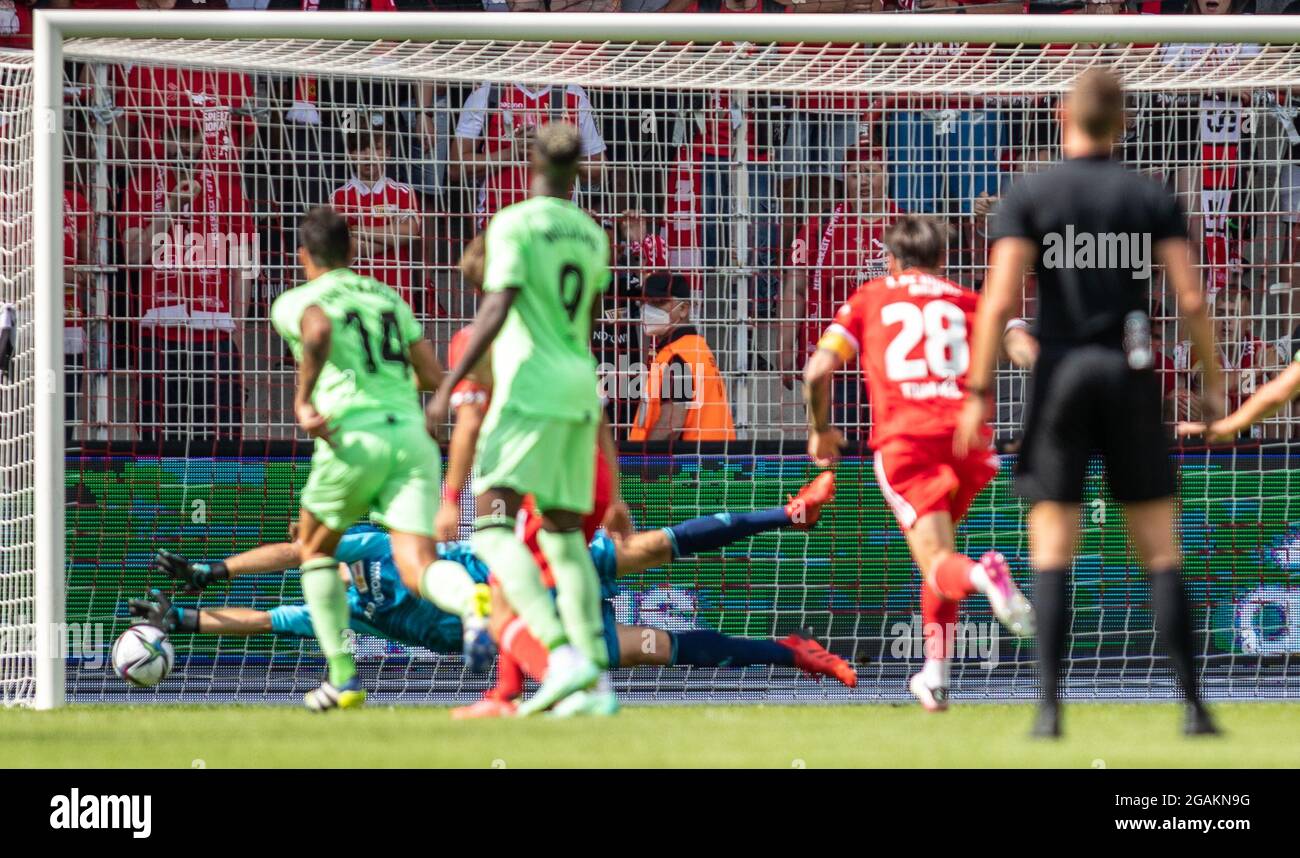 Berlin, Germany. 31st July, 2021. Football: Test matches, 1. FC Union Berlin - Athletic Bilbao, Stadion An der Alten Försterei. Berlin goalkeeper Andreas Luthe (l) clears a goal-scoring chance by Athletic Bilbao. Credit: Andreas Gora/dpa/Alamy Live News Stock Photo