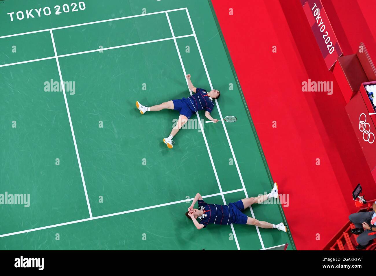 210731) -- TOKYO, July 31, 2021 (Xinhua) -- Malaysia's Aaron Chia (up) /Soh  Wooi Yik celebrate after winning the badminton men's doubles bronze medal  match at the Tokyo 2020 Olympic Games in