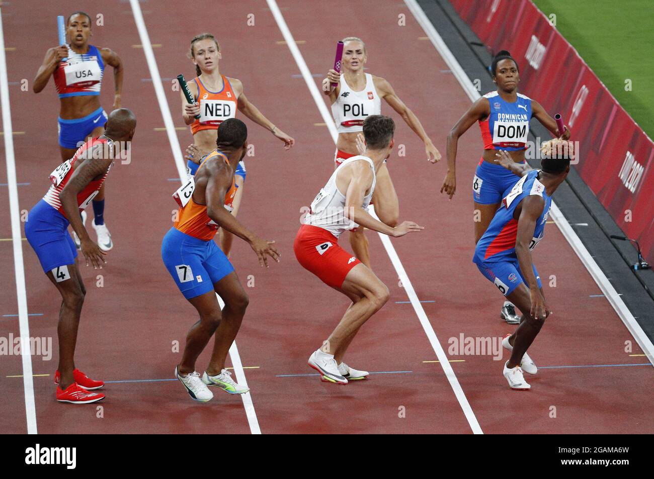 Tokyo, Japan. 31st July, 2021. Teams pass the baton in the 4X400 Mixed Relay Finals at the