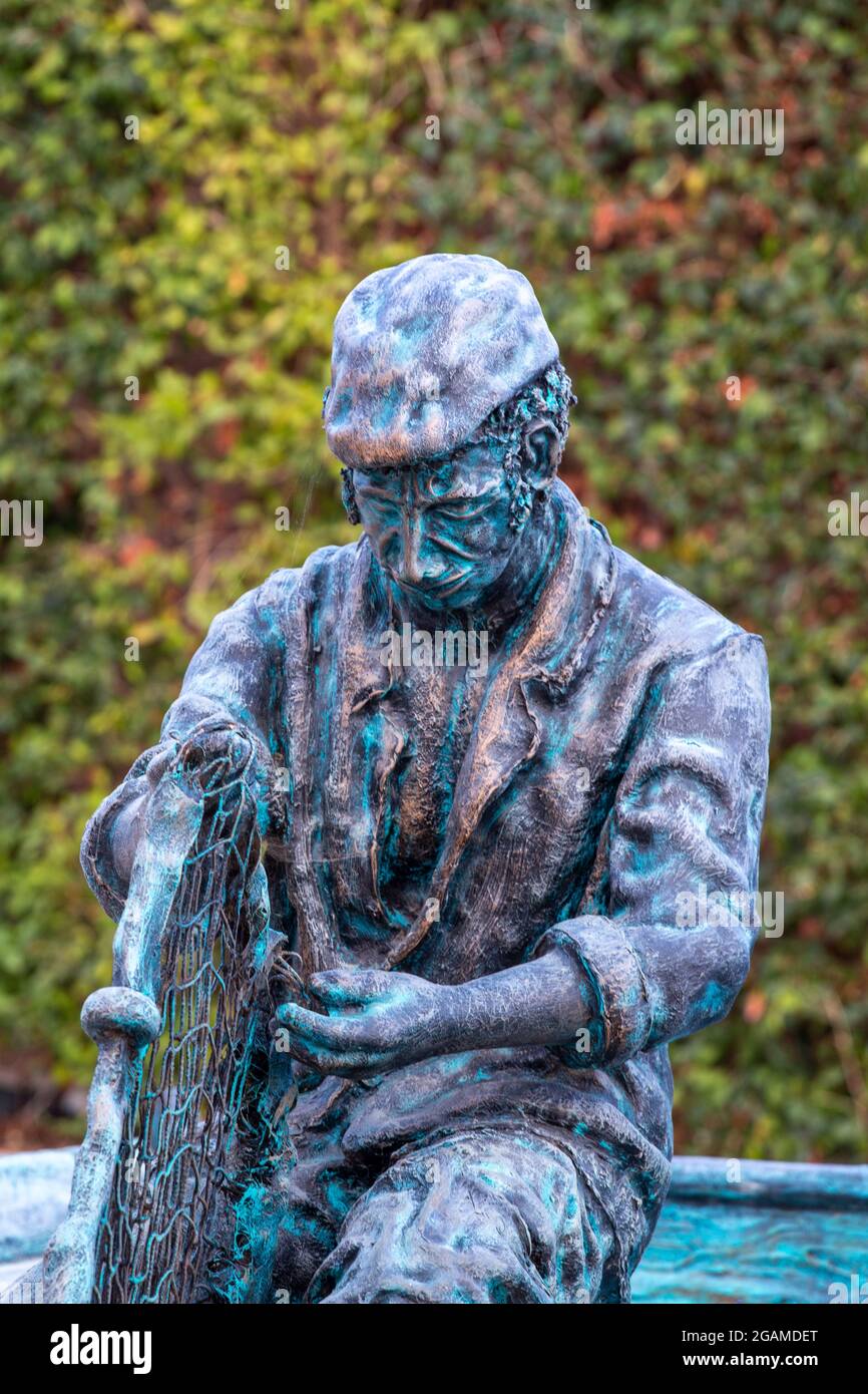 Close up view of a bronze fisherman statue, located in Olhao city
