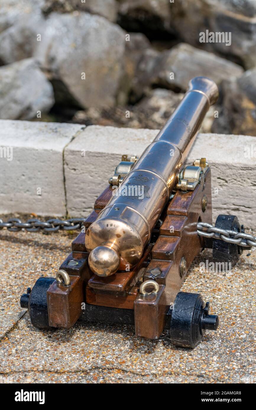 Starting gun at cowes week, cannon at royal yacht squadron, antique brass cannon, yachting regatta, cowes week sailing regatta Isle of Wight uk Stock Photo