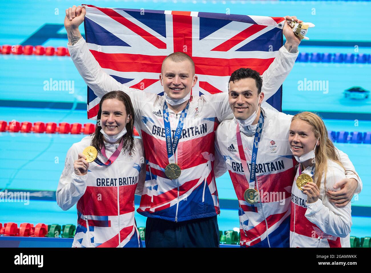 The victorious British (GBR) individual medley with their gold medals and flag, flag, Kathleen DAWSON, Adam PEATYL, James GUY, Anna HOPKIN; Award ceremony; Gold, winner, Olympic champion, 1st place; 4 x 100m mixed medley relay, swimming final/women/men, on July 31, 2021; Olympic Summer Games 2020, from 23.07. - 08.08.2021 in Tokyo/Japan. Stock Photo