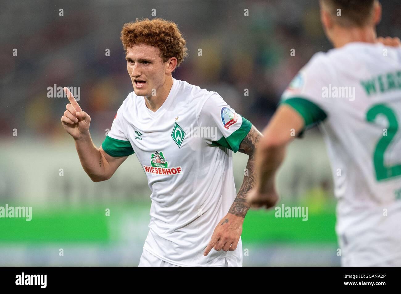 Duesseldorf, Germany. 31st July, 2021. Football: 2nd Bundesliga, Fortuna  Düsseldorf - SV Werder Bremen, Matchday 2 at Merkur Spiel-Arena. Bremen's  scorer Joshua Sargent (l) celebrates after scoring the 0:1 goal. Credit:  Marius