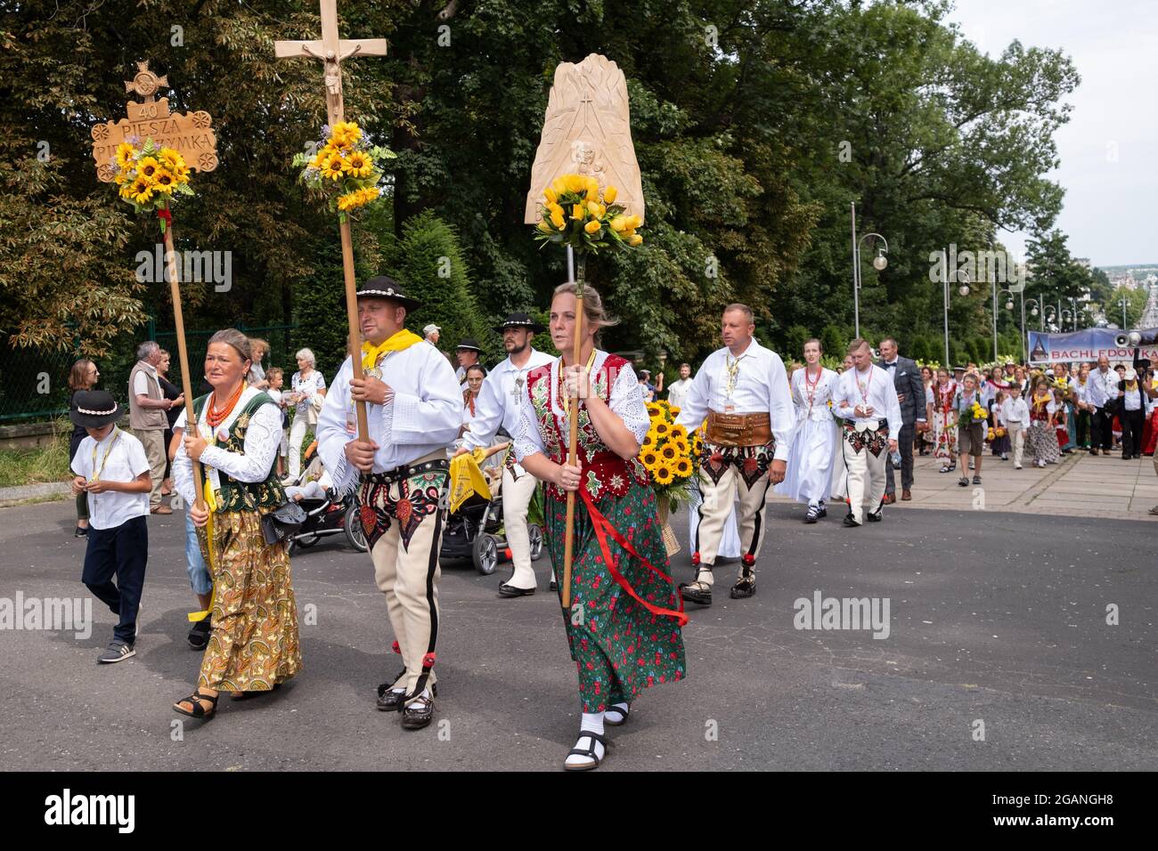 Czestochowa, Poland. 31st July, 2021. Highlanders seen walking with crosses and religious symbols, during the pilgrimage.Every year in summer, thousands of pilgrims come to Jasna Gora Monastery in Czestochowa to pray before the image of Black Madonna. Traditionally, every year, highlanders also come to Jasna Gora. The Monastery in Jasna Gora is the biggest sanctuary in Poland for all Catholics. (Photo by Wojciech Grabowski/SOPA Images/Sipa USA) Credit: Sipa USA/Alamy Live News Stock Photo