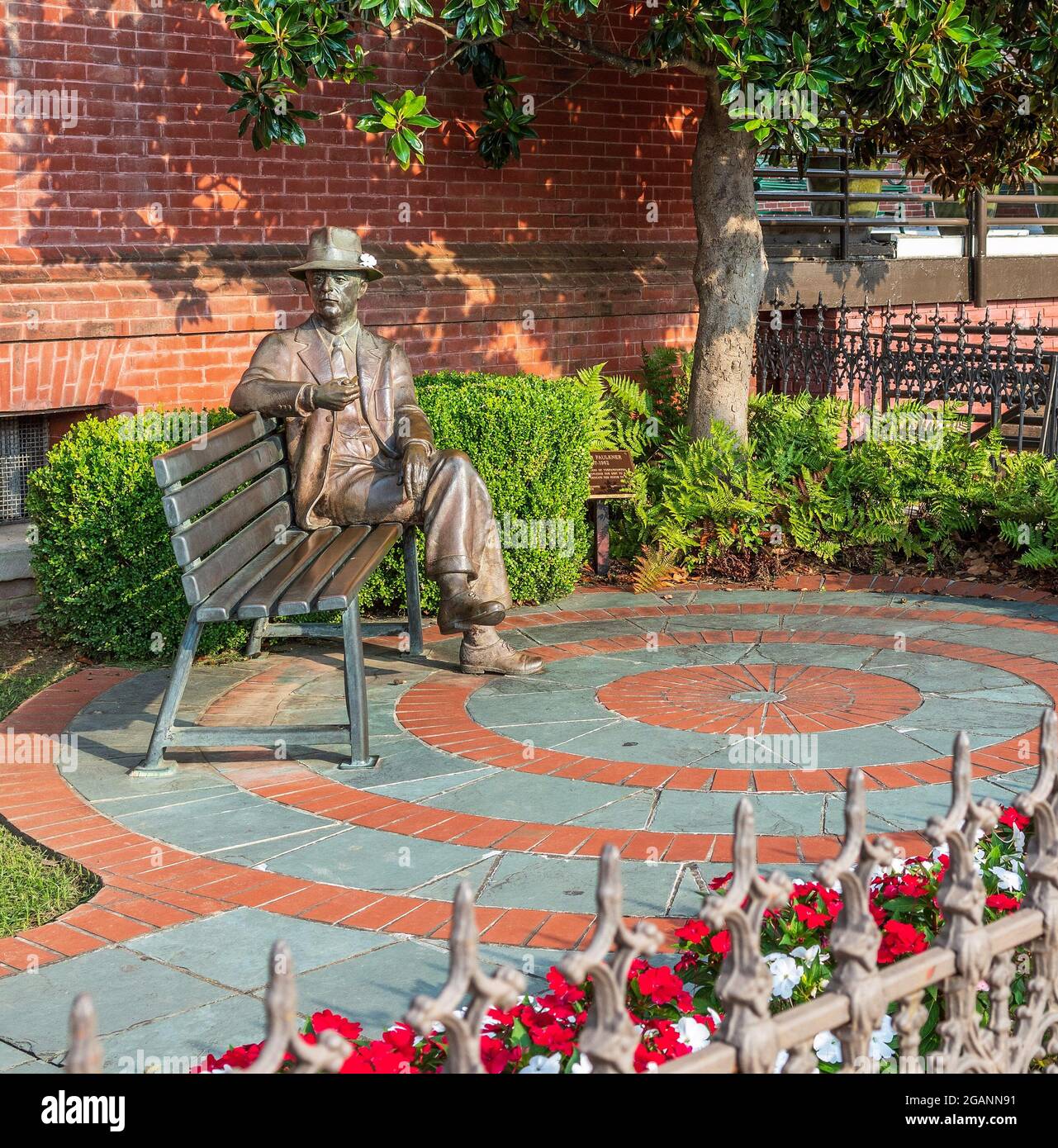 William Faulkner bronze statue of the Nobel and Pulitzer Prize winning author by sculptor William Beckwith in Oxford, Mississippi, USA. Stock Photo
