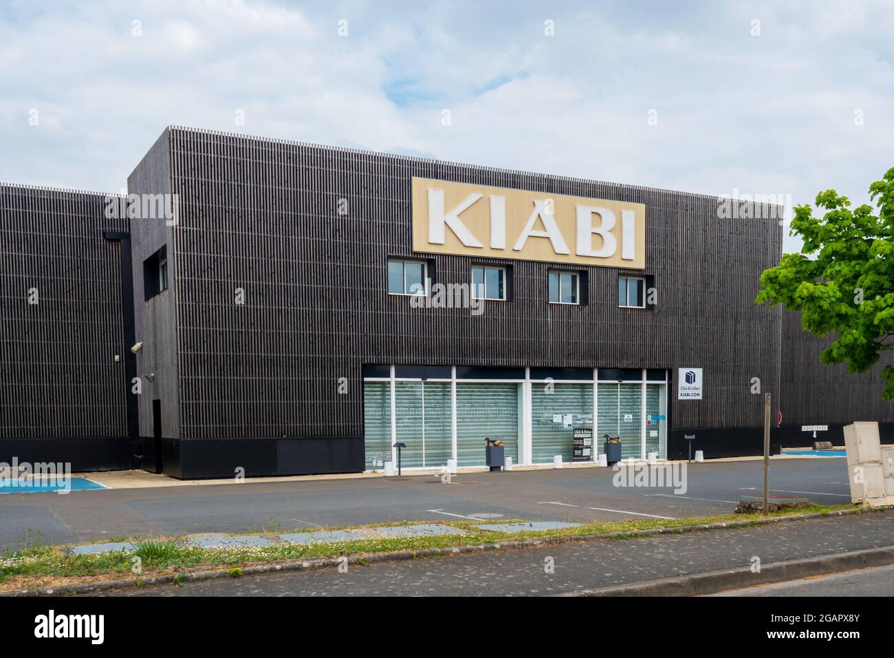 LA FLECHE, FRANCE - Jul 03, 2021: A building facade of KIABI, a famous  brand for clothes and fashion accessories for children and adults in La  Fleche Stock Photo - Alamy