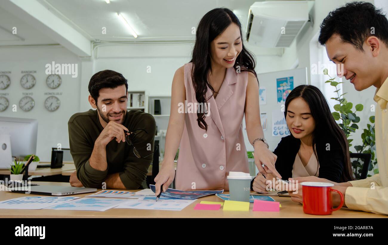 Explaining work hi-res stock photography and images - Alamy