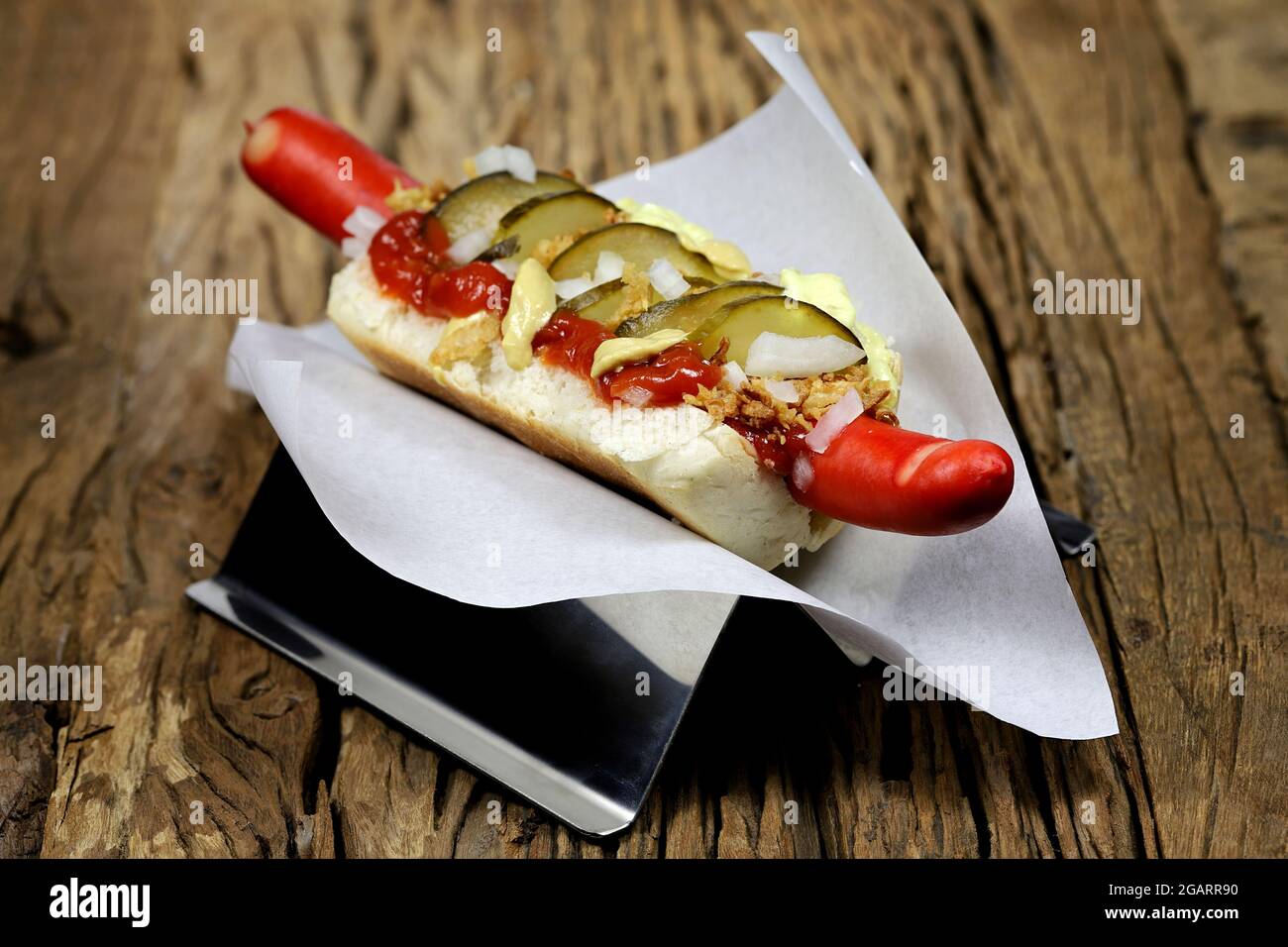 hagl forpligtelse Plateau Danish style hot dog with traditional red sausage on rustic wooden  background Stock Photo - Alamy