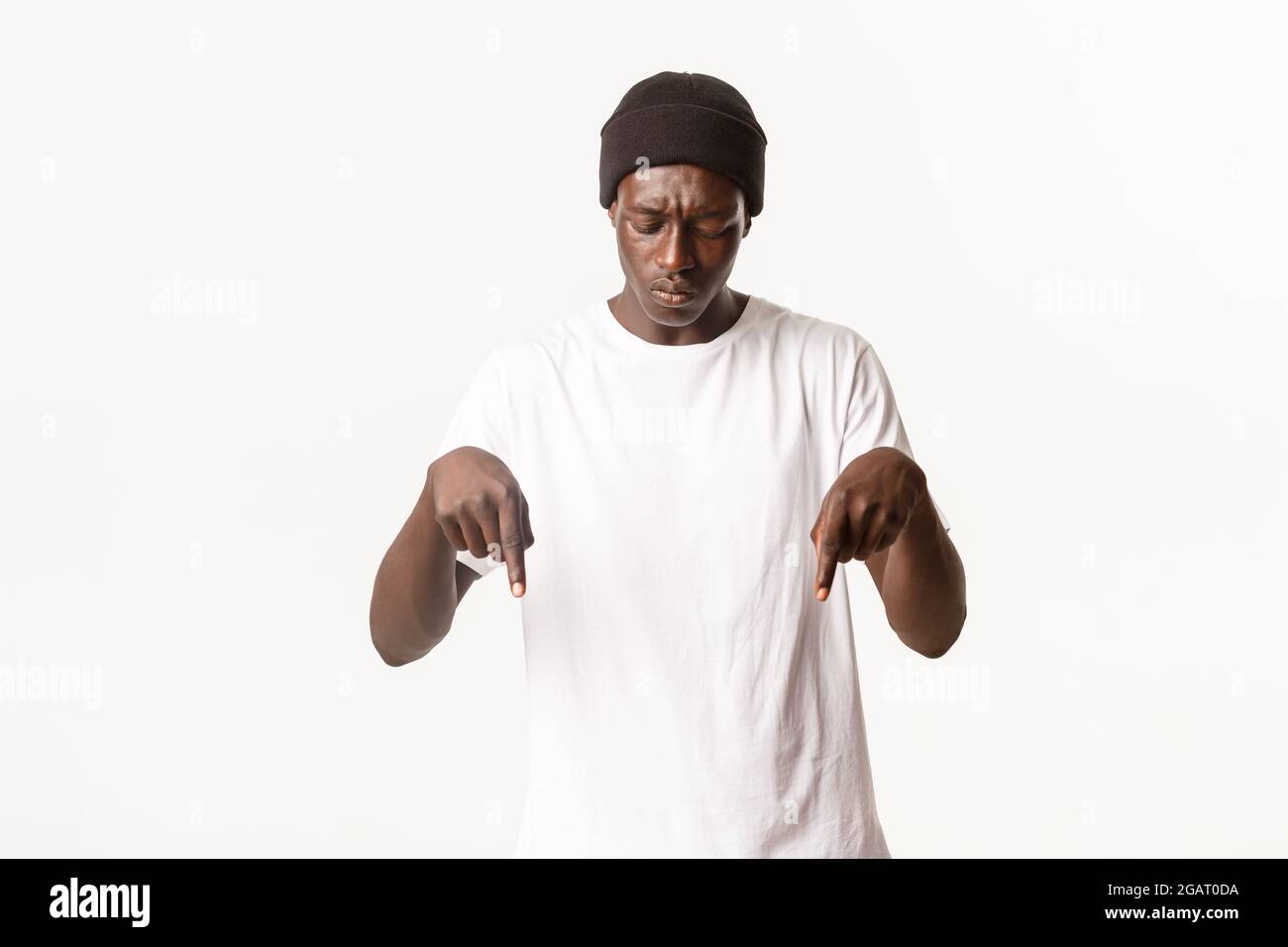 Portrait of confused african-american guy in beanie, looking perplexed ...