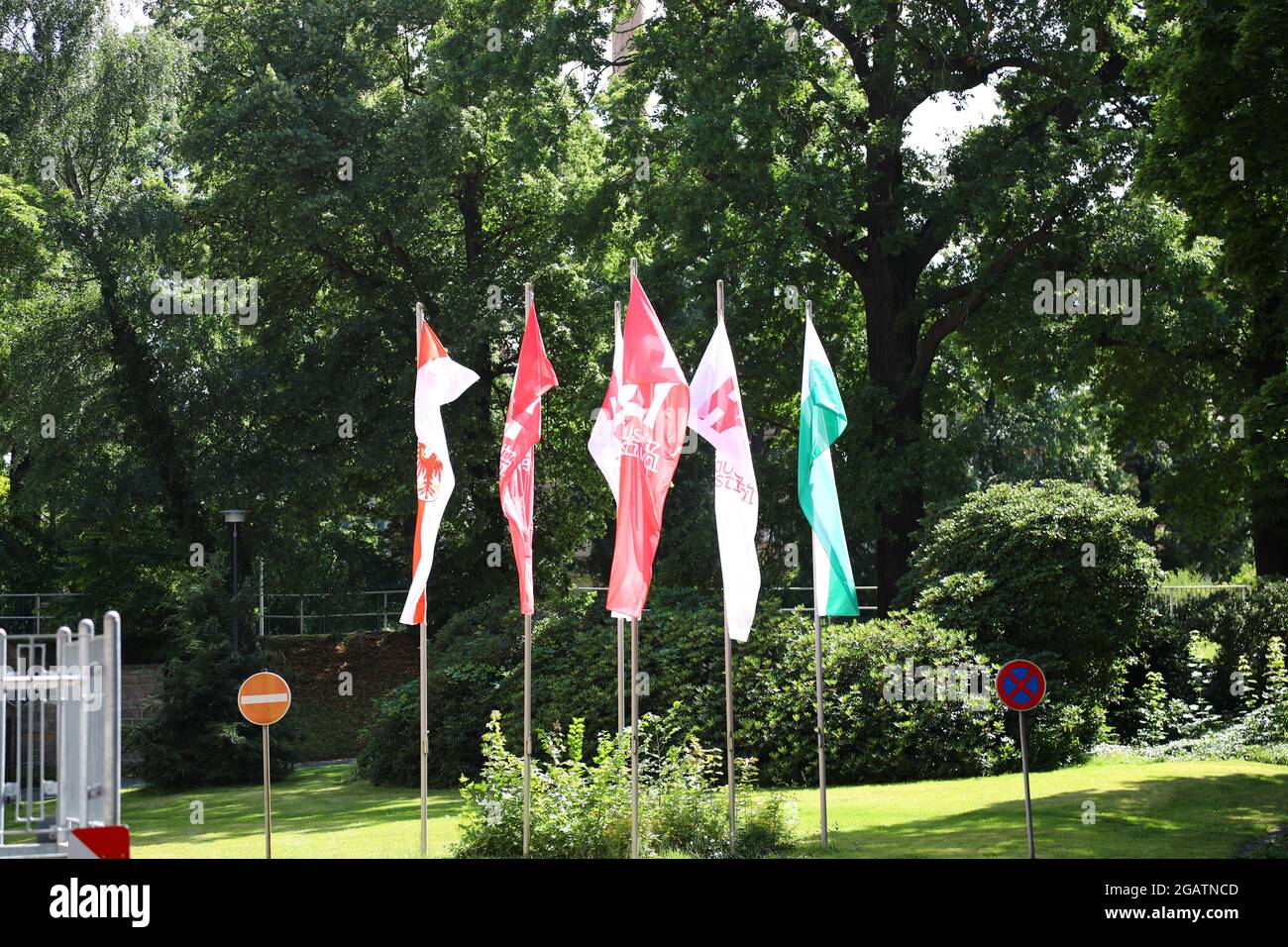 Die Beflaggung zum LAUSITZ FESTIVAL an der Stadthalle in Görlitz am 31.07.2021 Stock Photo