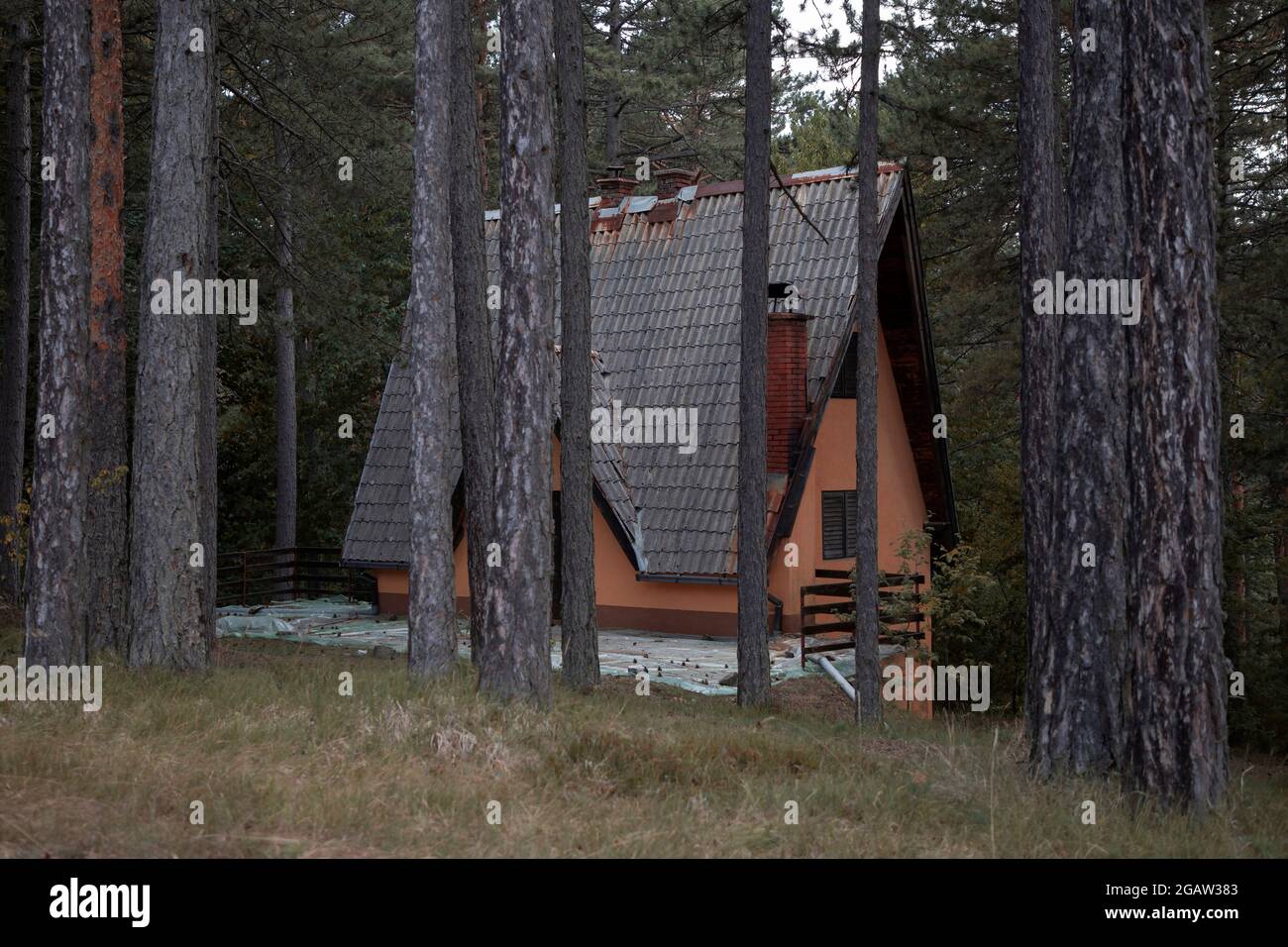 Log cabin exterior holiday home hi-res stock photography and images - Alamy