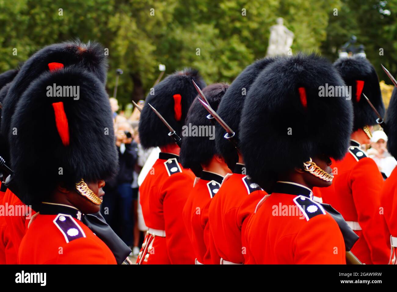 Marschierende Grenadiere in London Stock Photo