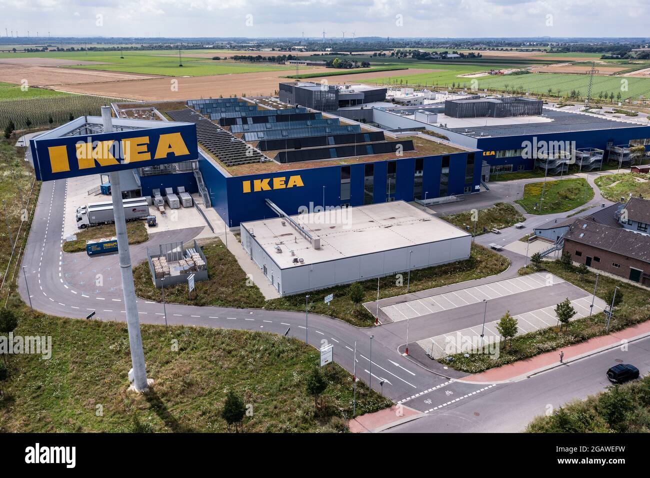 Luftaufnahme des Möbelhauses IKEA in Kaarst bei Düsseldorf. Der Bau gehört  zu den größten Ikea-Einrichtungshäusern in Deutschland Stock Photo - Alamy