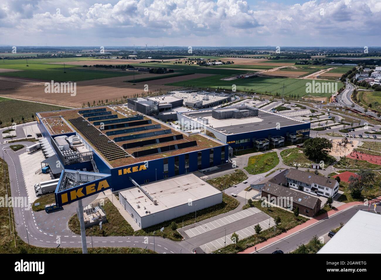 Luftaufnahme des Möbelhauses IKEA in Kaarst bei Düsseldorf. Der Bau gehört zu den größten Ikea-Einrichtungshäusern in Deutschland. Stock Photo