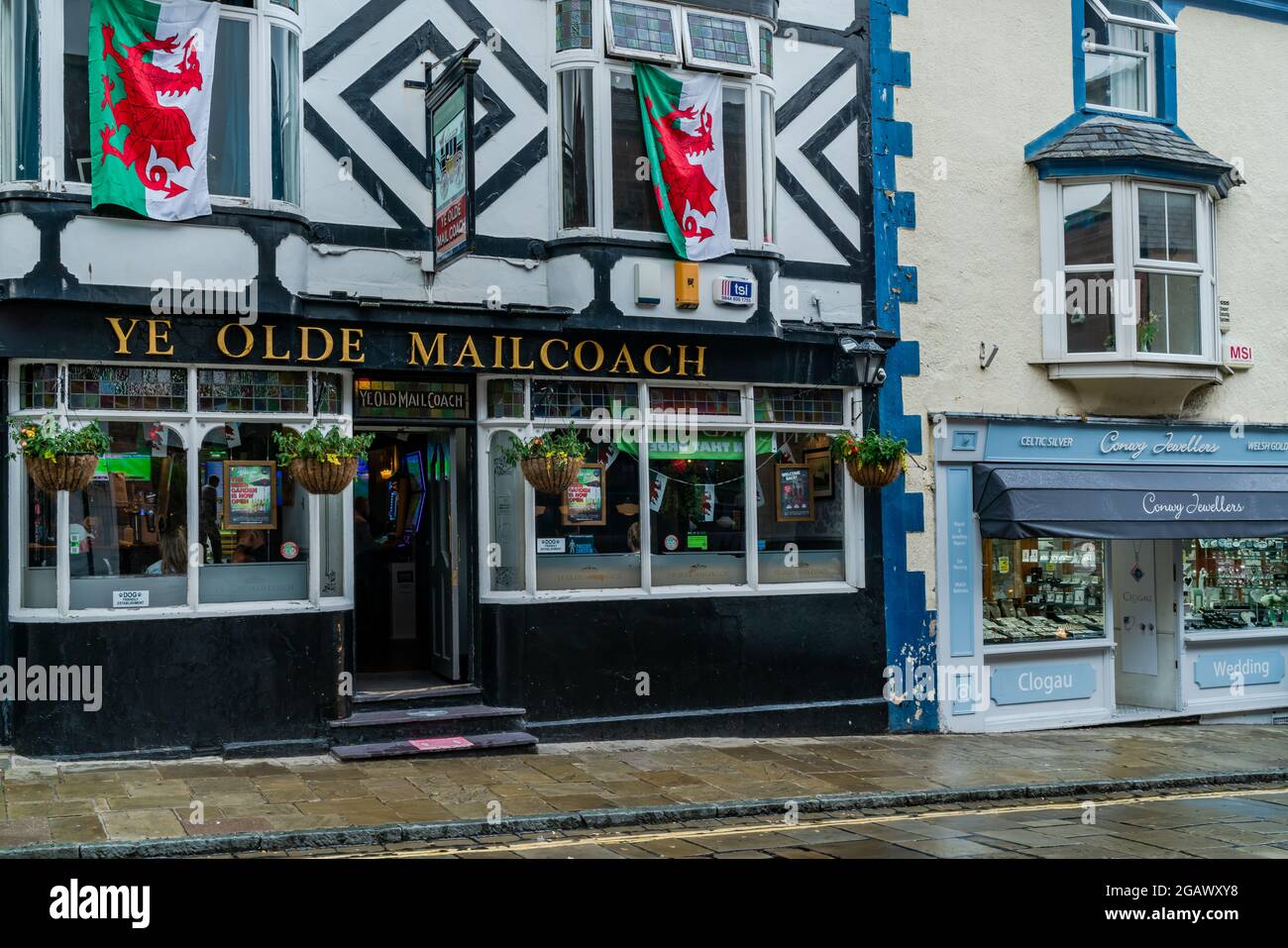 CONWY, WALES - JULY 04, 2021: Businesses on High Street in Conwy, Stock Photo