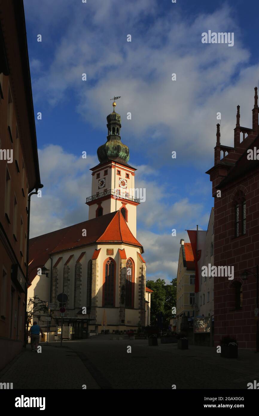 Mystische Lichtstimmung am Wolkenhimmel über Altstadt und Kirchturm und Kirche in Sulzbach-Rosenberg bei Amberg in der Oberpalz in Bayern Stock Photo