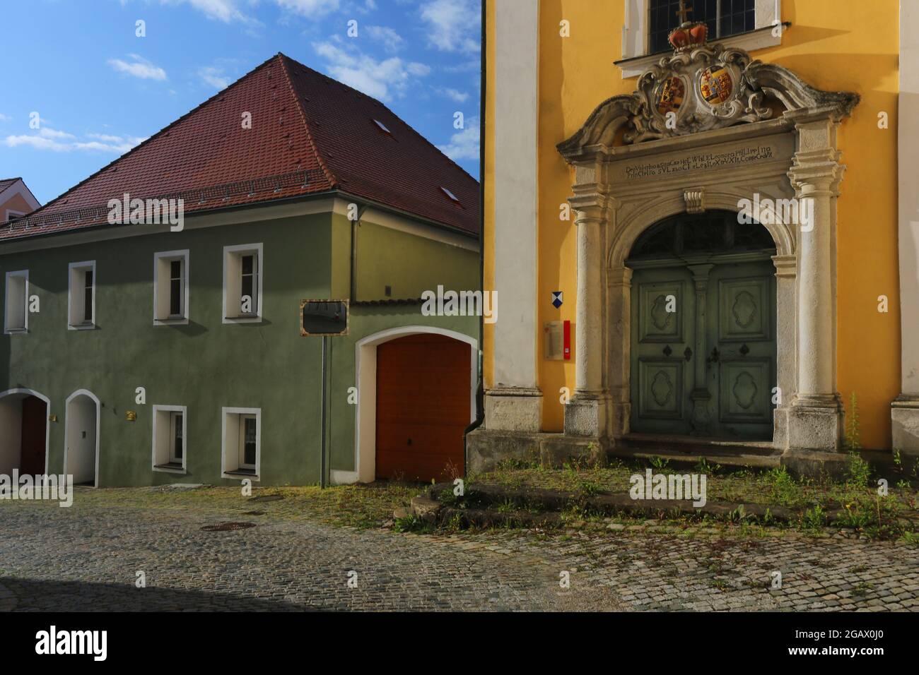 Altstadt oder Innenstadt mit historischen Kloster oder Kirche mit Eingangsportal dramatischen Wolken in Sulzbach Rosenberg, Amberg, Oberpfalz, Bayern! Stock Photo