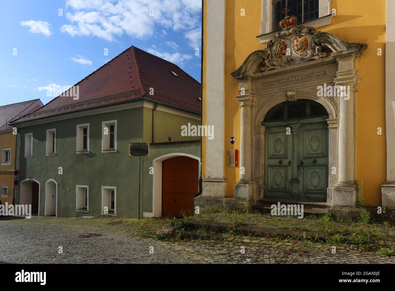Altstadt oder Innenstadt mit historischen Kloster oder Kirche mit Eingangsportal dramatischen Wolken in Sulzbach Rosenberg, Amberg, Oberpfalz, Bayern! Stock Photo