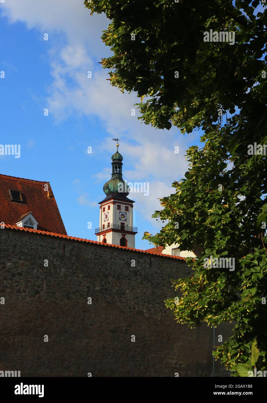 Mystische Lichtstimmung am Wolkenhimmel über Altstadt und Kirchturm und Kirche in Sulzbach-Rosenberg bei Amberg in der Oberpalz in Bayern Stock Photo