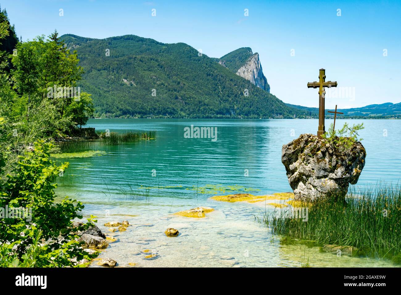 Österreich, Oberösterreich, Mondsee, Kreuzstein am Südufer des Mondsees, im Hintergrund die Drachenwand Stock Photo