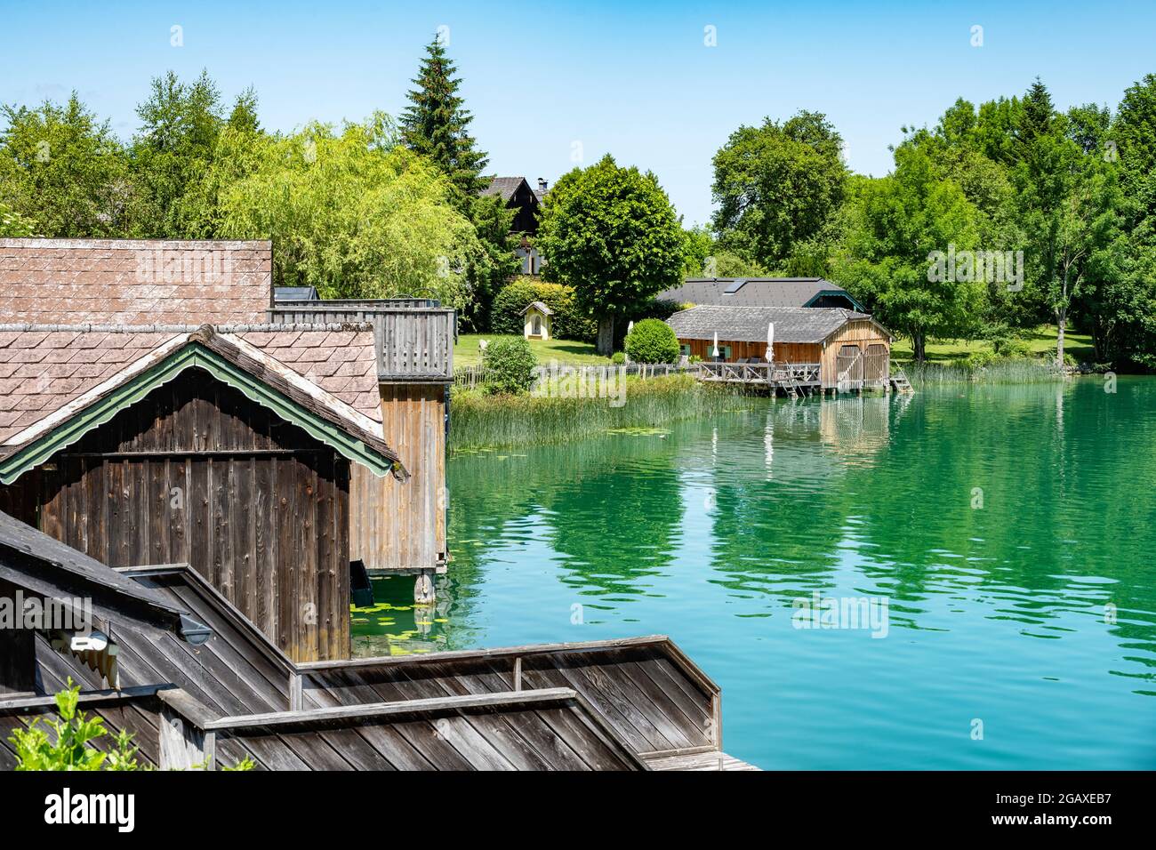 Österreich, Oberösterreich, Mondsee, Bootshäuser in Plomber am Südufer des Mondsees Stock Photo