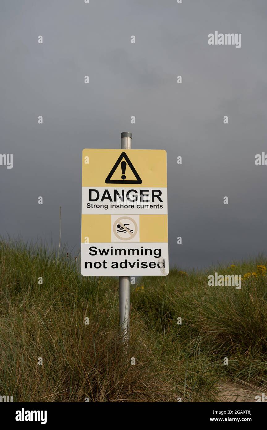 Dangerous currents no swimming sign hi-res stock photography and images ...