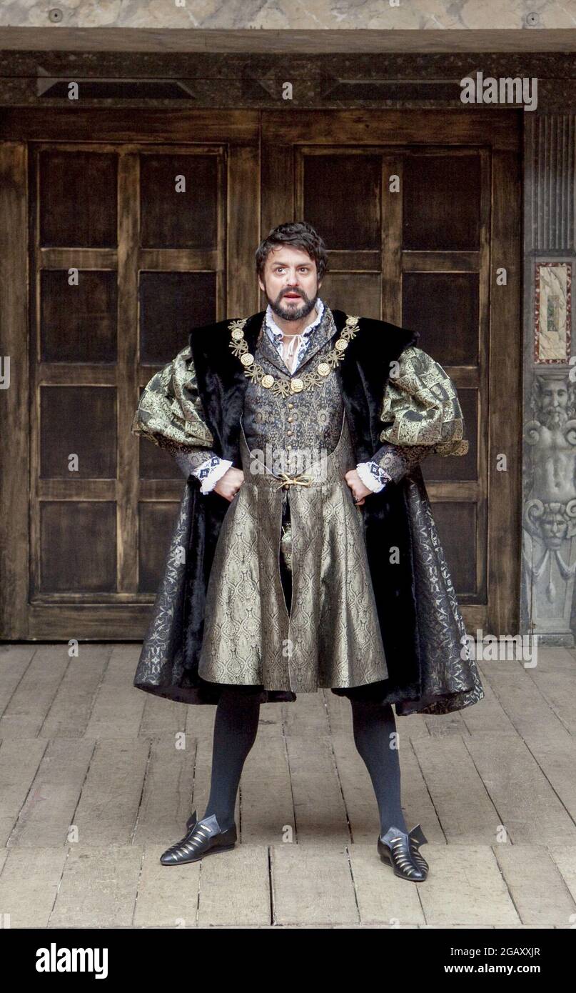 Dominic Rowan (King Henry VIII) in HENRY VIII by Shakespeare at Shakespeare's Globe, London SE1  24/05/2010  design: Angela Davies  director: Mark Rosenblatt Stock Photo