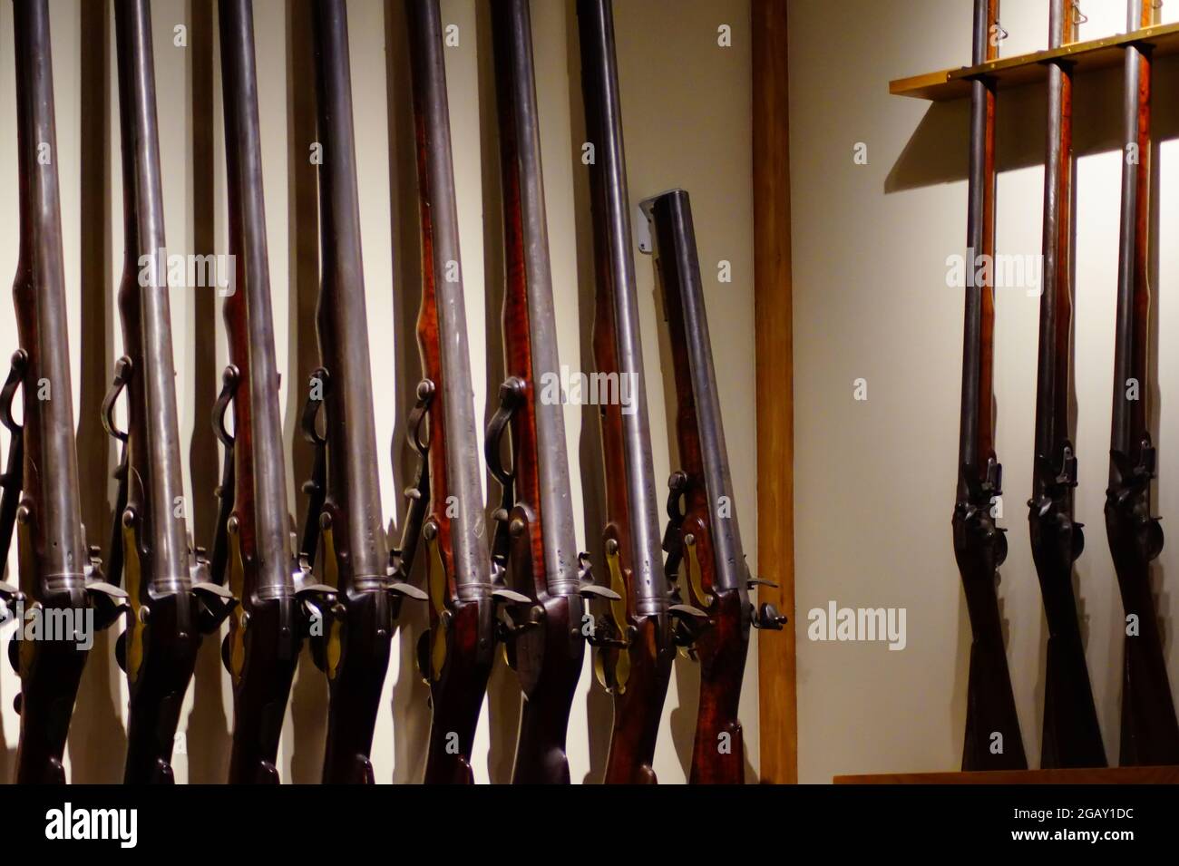 Sportwaffen in einem Waffenlager in London Stock Photo