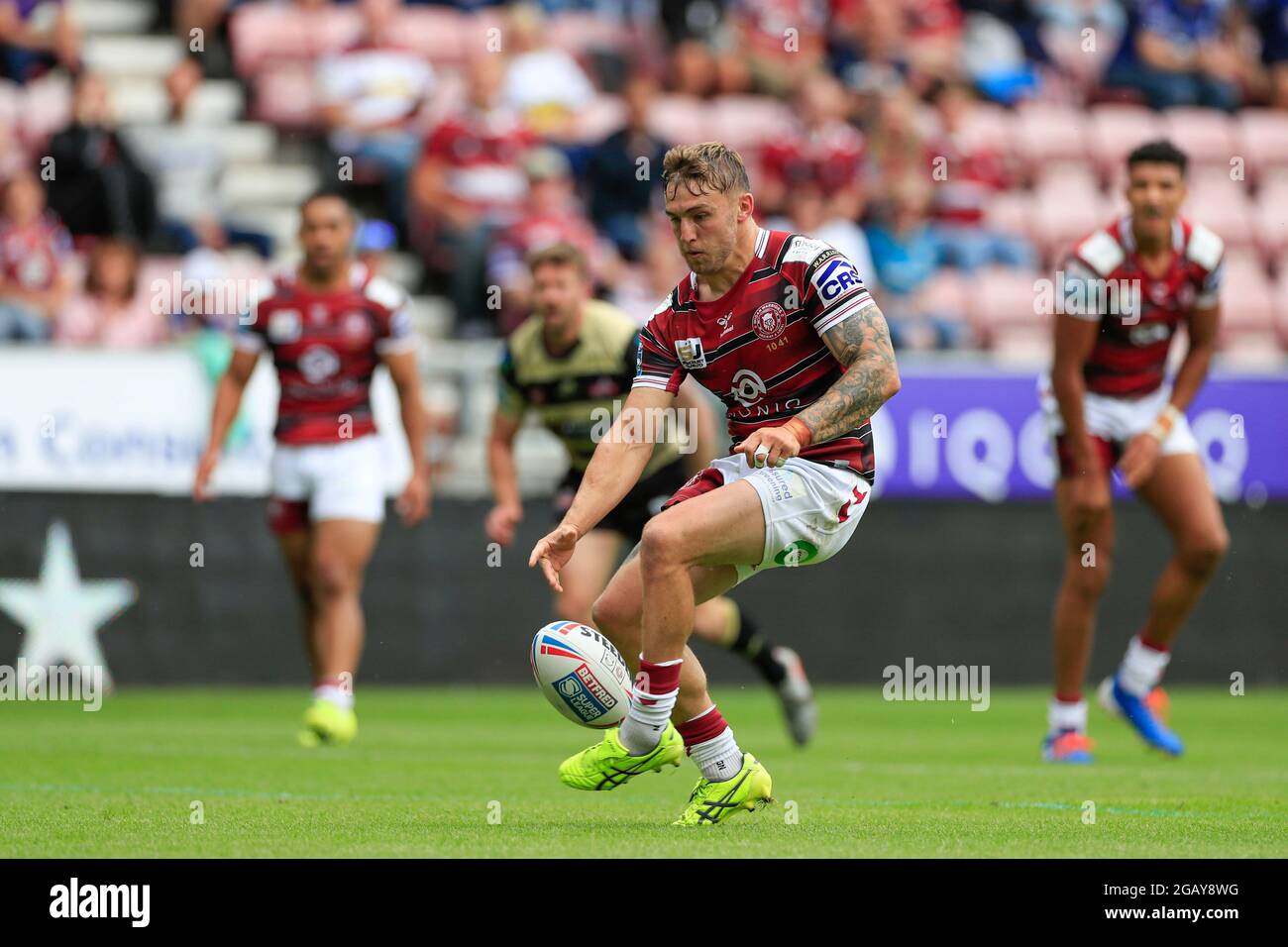 Sam Powell (9) of Wigan Warriors kicks forward Stock Photo - Alamy