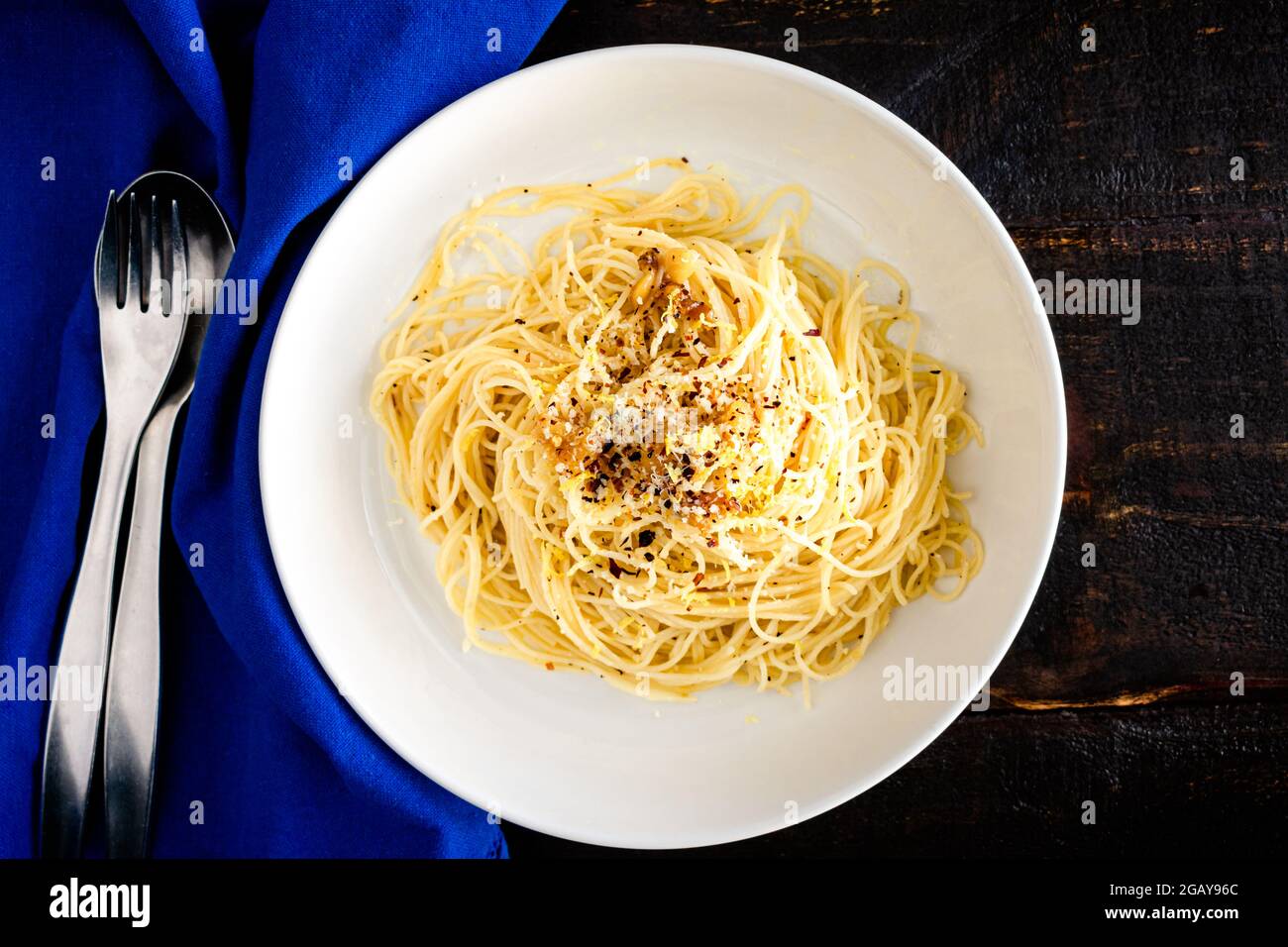 Bowl of Angel Hair Pasta with Roasted Garlic and Parmesan: Angel hair pasta noodles with roasted garlic, parmesan cheese, lemon zest, and red pepper f Stock Photo