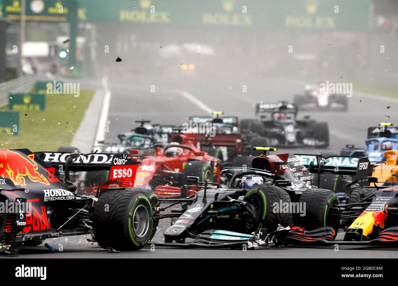crash, accident, start of the race, depart, 77 BOTTAS Valtteri (fin),  Mercedes AMG F1 GP W12 E Performance, action during the Formula 1 Magyar  Nagydij 2021, Hungarian Grand Prix, 11th round of