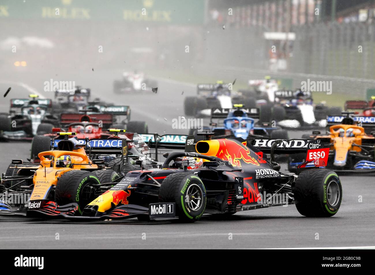crash, accident, start of the race, depart, 33 VERSTAPPEN Max (nld), Red Bull Racing Honda RB16B, action during the Formula 1 Magyar Nagydij 2021, Hungarian Grand Prix, 11th round of the 2021