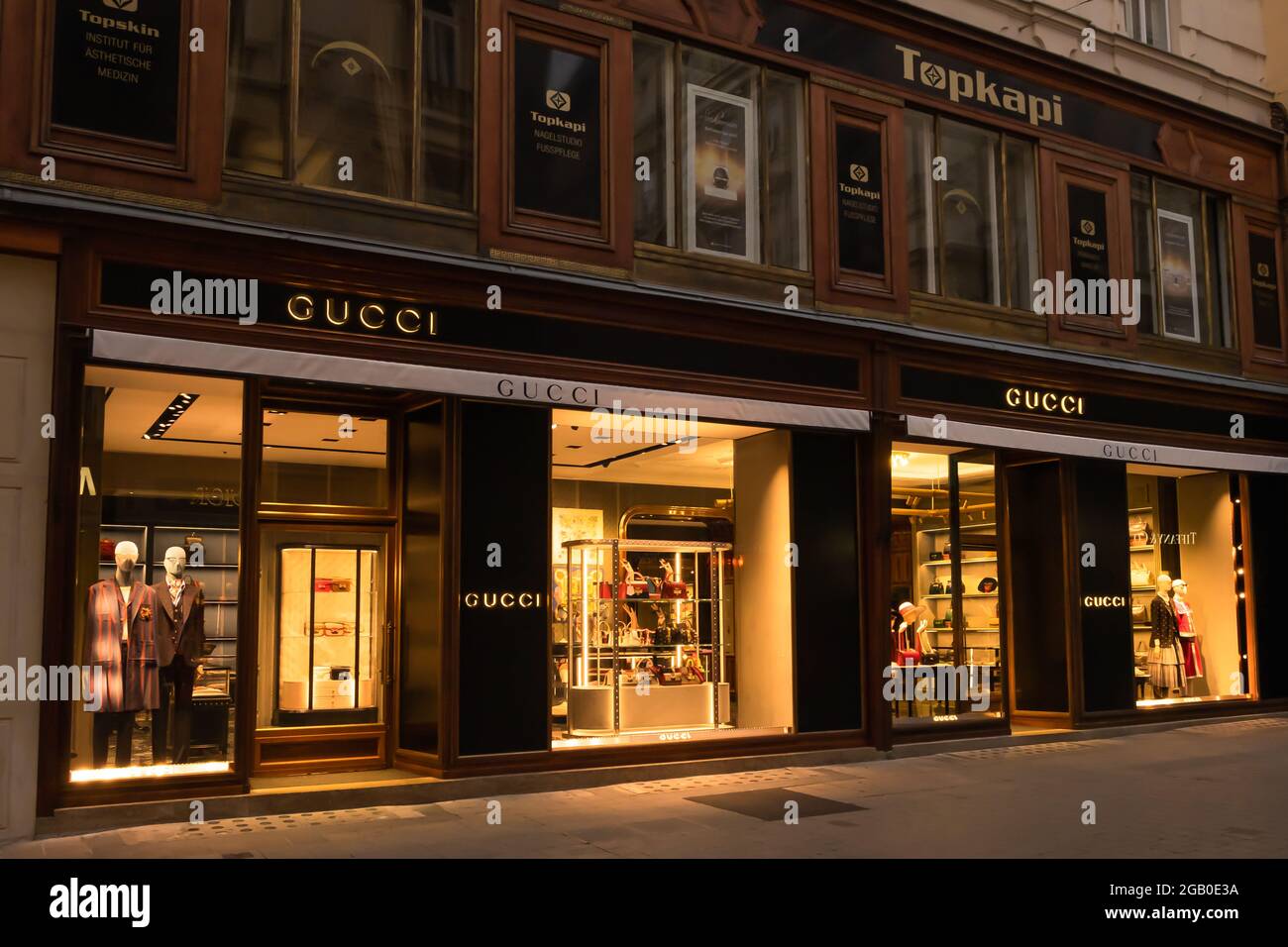 Gucci shop front logo sign hi-res stock photography and images - Alamy