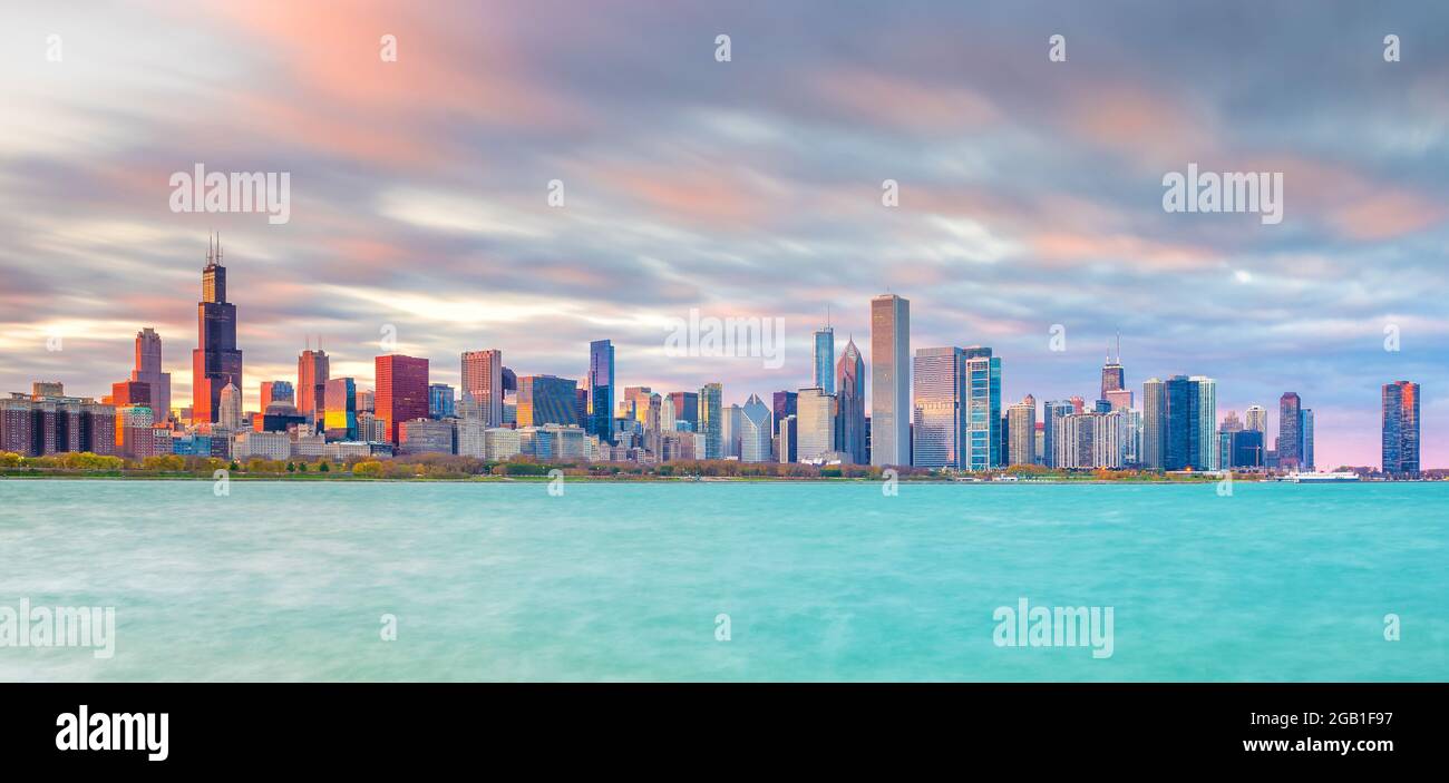 Downtown chicago skyline at sunset in Illinois, USA Stock Photo - Alamy