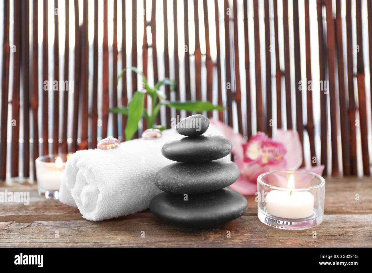 Spa set on bamboo background Stock Photo - Alamy