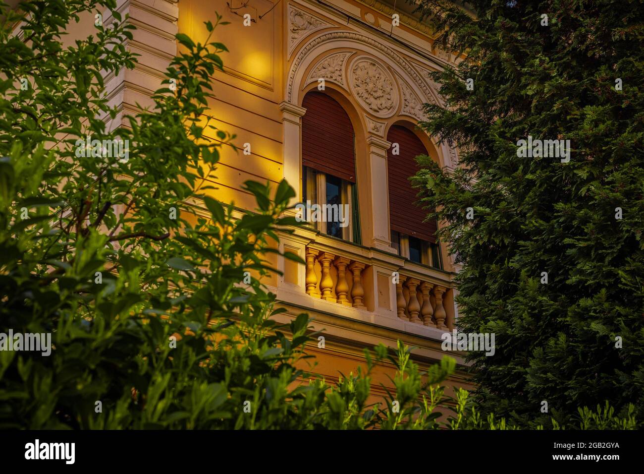 Medieval mullioned window hi-res stock photography and images - Alamy