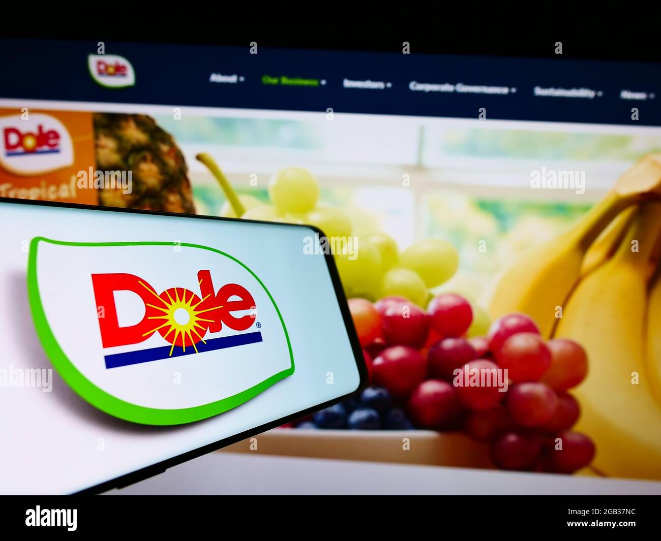 Smartphone with logo of agriculture business company Dole plc on screen in  front of website. Focus on center-right of phone display Stock Photo - Alamy