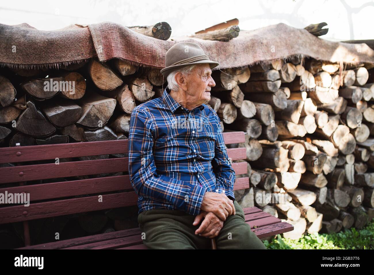 Old man sitting in garden hi-res stock photography and images - Alamy