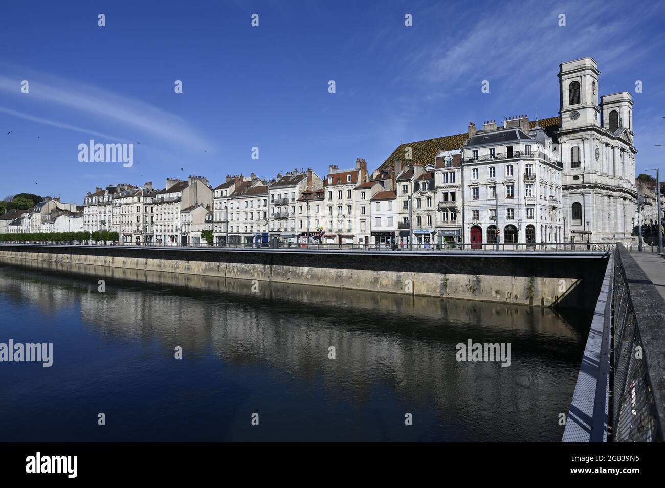 View across the Doubs river from the Battant bridge to the Battant quarter, Besançon, France Stock Photo
