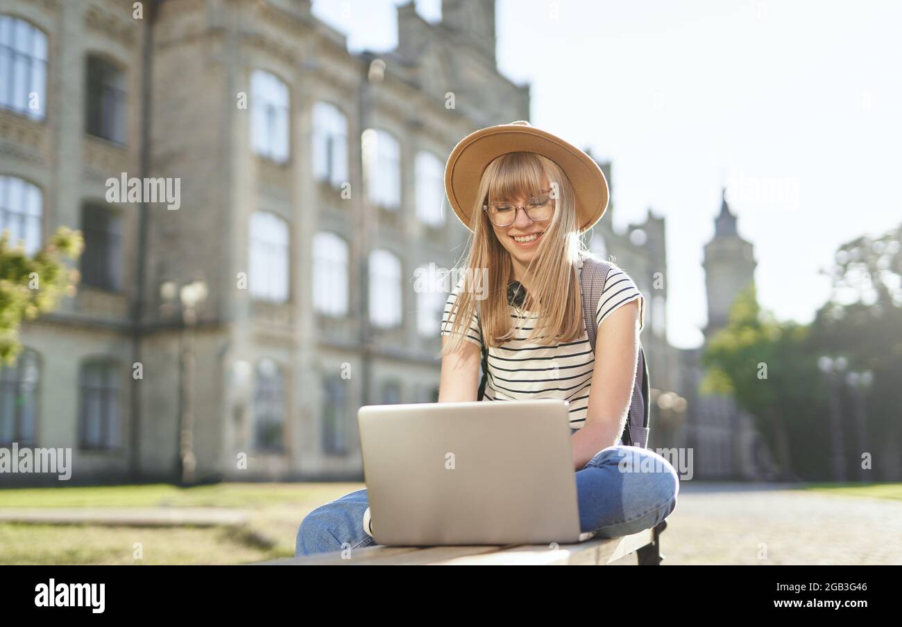 School girl sitting on bench hi-res stock photography and images - Alamy