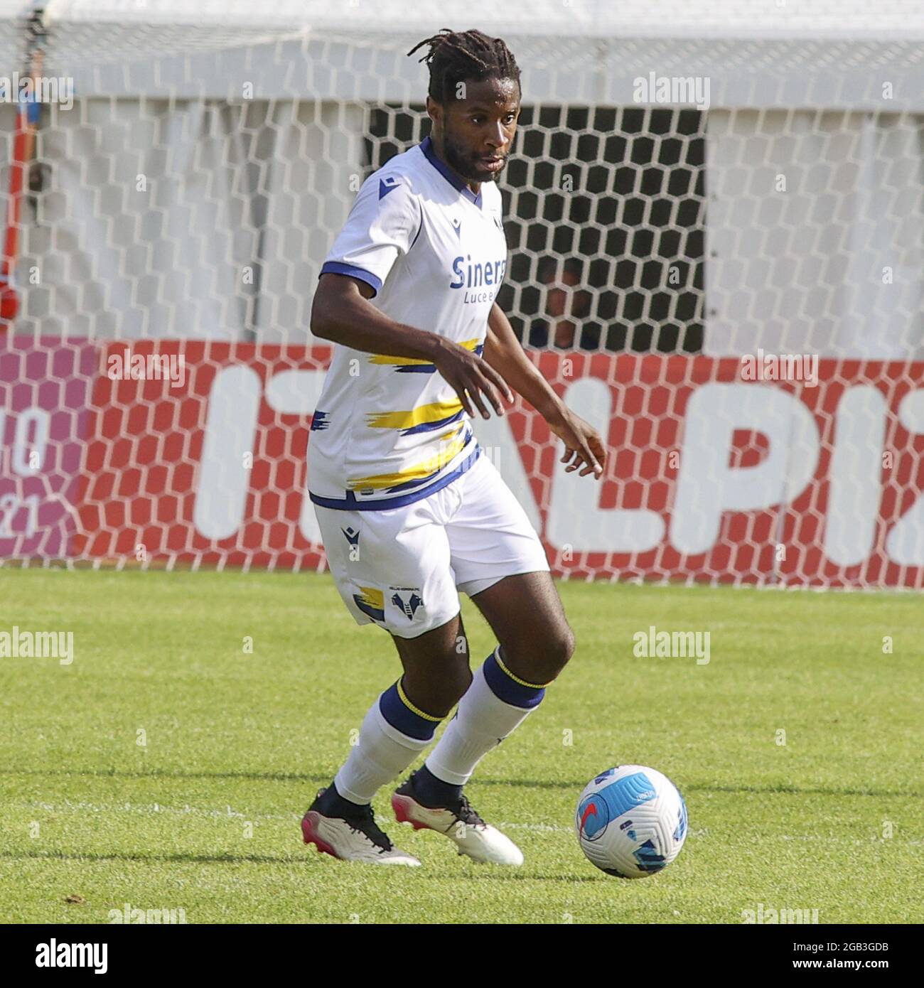 Mezzano (TN), Italia, 21 Luglio, Centro Sportivo Intercomunale, ritiro  precampionato stagione 2021/2022, incontro amichevole tra le squadre  dell'Hellas Verona e del Real Vicenza, nella foto: Adrien Tameze Stock  Photo - Alamy