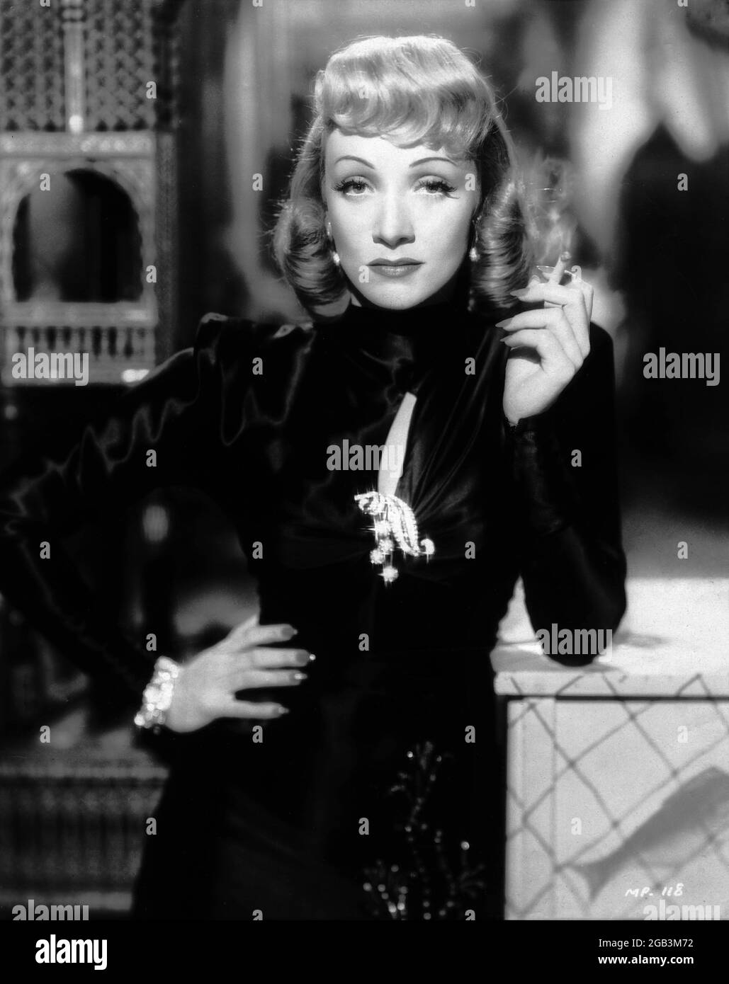 Marlene dietrich manpower 1941 hi-res stock photography and images - Alamy