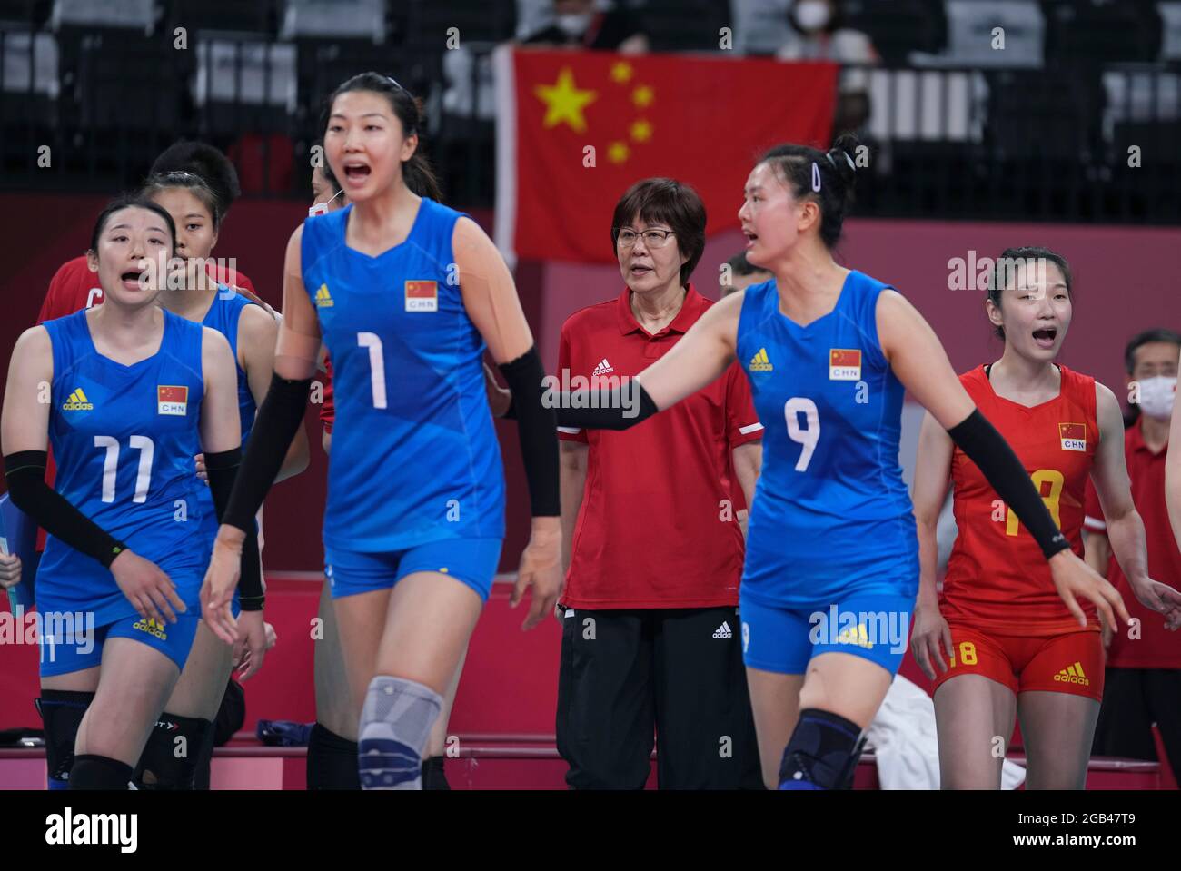 (210802) -- TOKYO, Aug. 2, 2021 (Xinhua) -- Lang Ping (3rd R), head coach of China, reacts during the women's volleyball preliminary match between China and Argentina at the Tokyo 2020 Olympic Games in Tokyo, Japan, Aug. 2, 2021. (Xinhua/Li Ga) Stock Photo