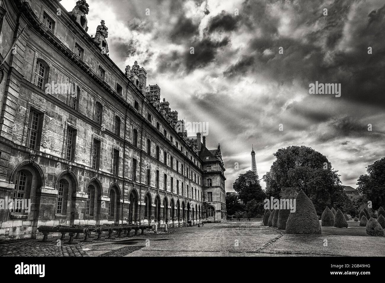 Les Invalides (National Residence of the Invalids) - complex of museums and monuments in Paris, France. Les Invalides is the burial site for some of F Stock Photo