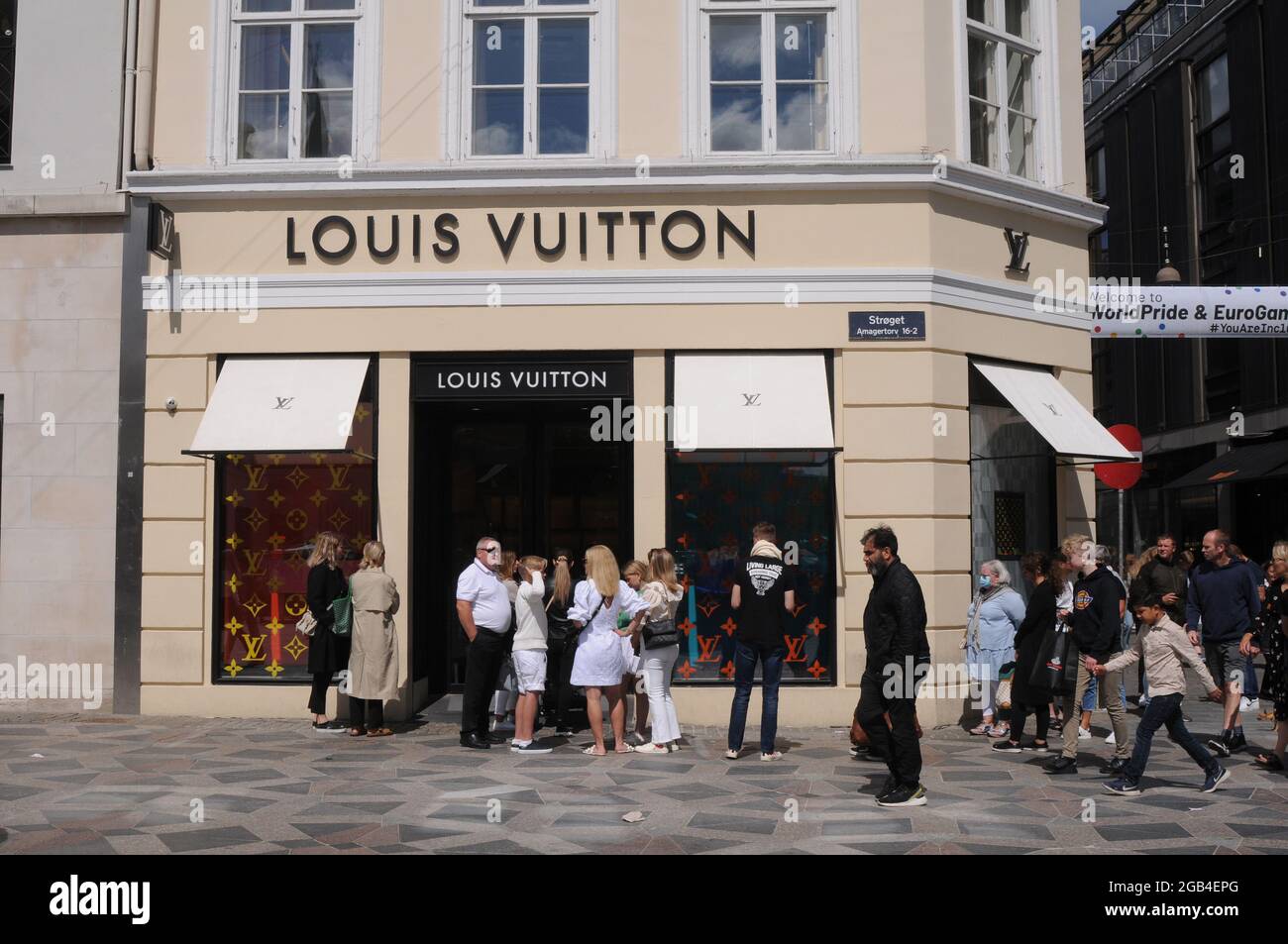effektivitet Hellere Abundantly Copenhagen, Denmark. 02 August 2021, Shoppers waiting at Louis Vuitton  store dueto social distancing in store due to covid-19 health issue. (Photo  Stock Photo - Alamy