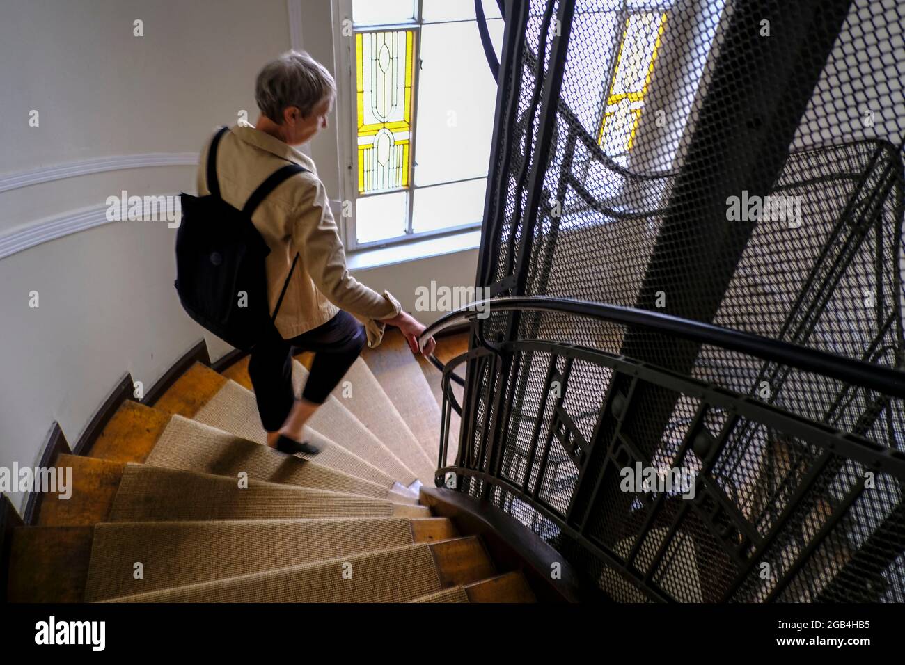 DEU, Deutschland, Berlin, 20.07.2021: eine Touristin im Treppenhaus des Hotels Art Nouveau in Berlin-Charlottenburg Stock Photo