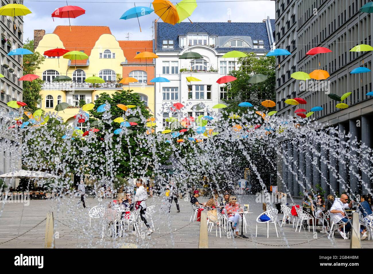DEU, Deutschland, Berlin, 21.07.2021: Wasserspiele auf den Walter-Benjamin-Platz in Berlin-Charlottenburg Stock Photo